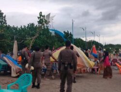 Hindari Payung Ceper, Puluhan Personil Satpol PP Sisir Kawasan Pantai Padang