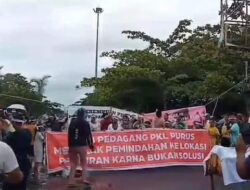 Tidak Terima di Pindahkan, Sejumlah Pedagang Pantai Padang Lakukan Aksi Blokade Jalan