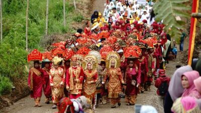Parade Lobak Meriahkan Festival Pesona Budaya Singgahan Alang di Tanah Datar