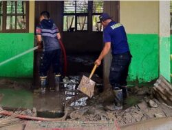 Bantu Pemulihan Pascabanjir, Satpol PP Damkar Padang Panjang Kirim Anggota ke Pesisir Selatan