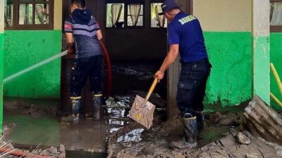 Bantu Pemulihan Pascabanjir, Satpol PP Damkar Padang Panjang Kirim Anggota ke Pesisir Selatan