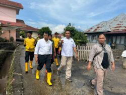 Setelah Turunkan Satgas Peduli Bencana UNP, Rektor Tinjau Langsung Lokasi Bencana Galodo