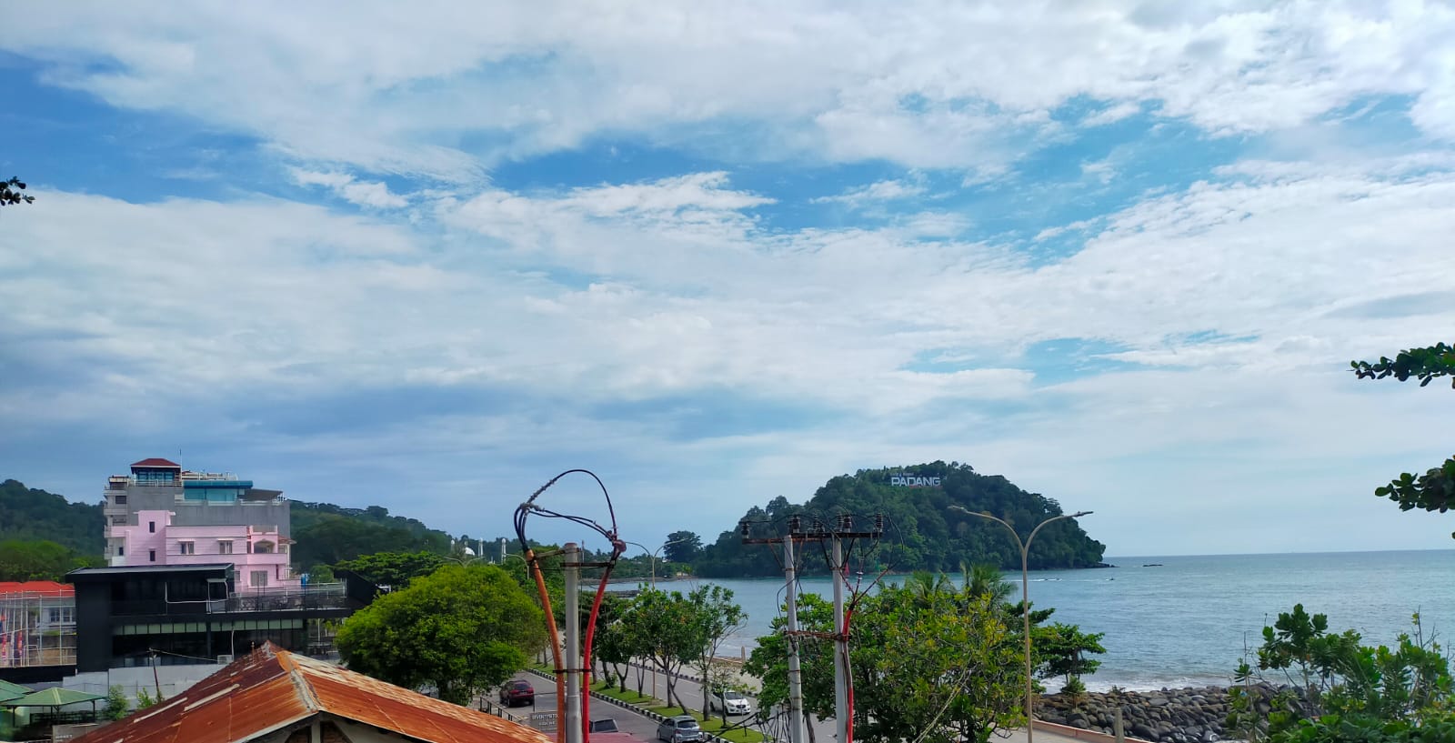 Muaro Padang dan Gunung Padang dibidik dari Gedung Kebudayaan Sumbar Jl Samudera Padang
